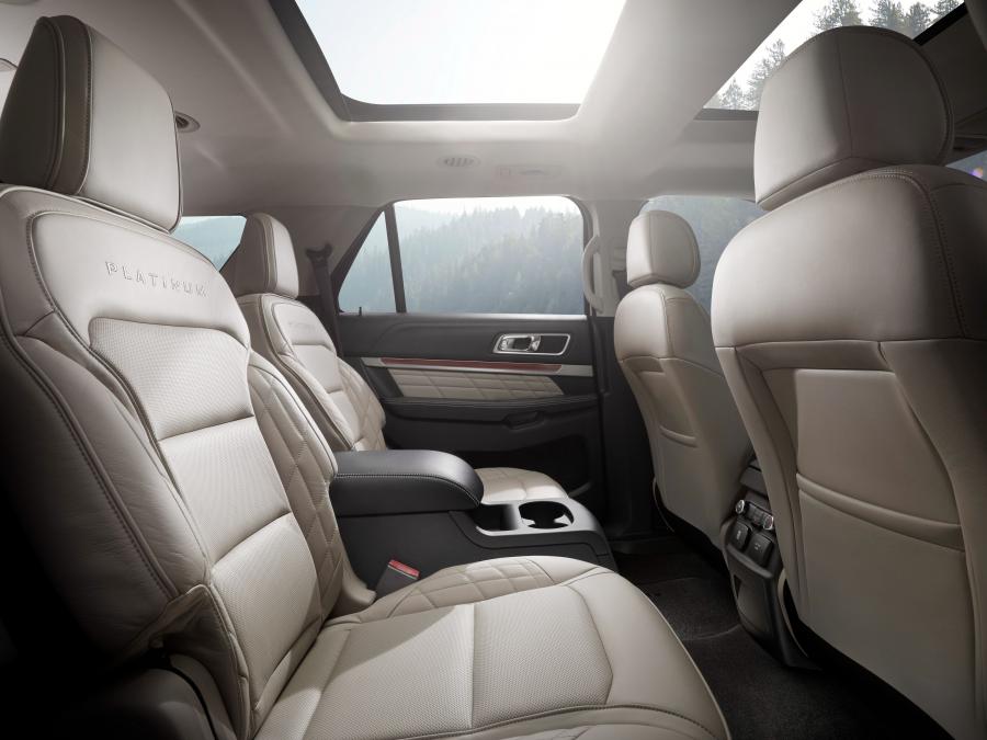  Ford Explorer Platinum 2015 года  (фото 29 из 33)